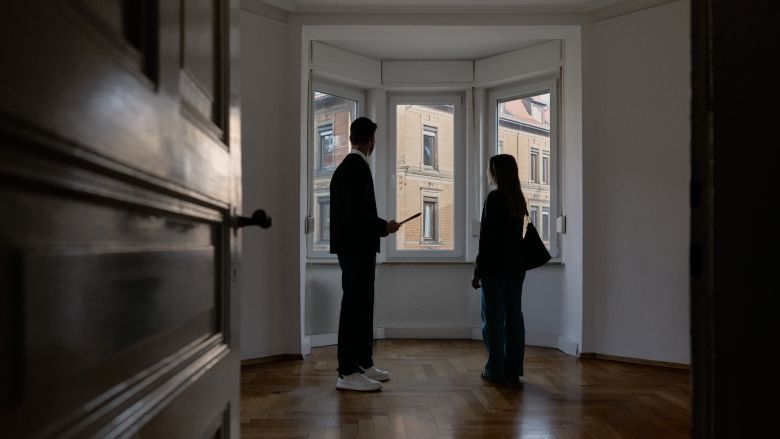 Immobilienmakler bei der Beratung in Stuttgart