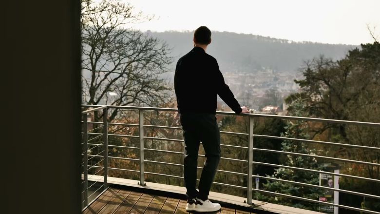 Tobias Troendle auf einem Balkon über der Stuttgarter Halbhöhe