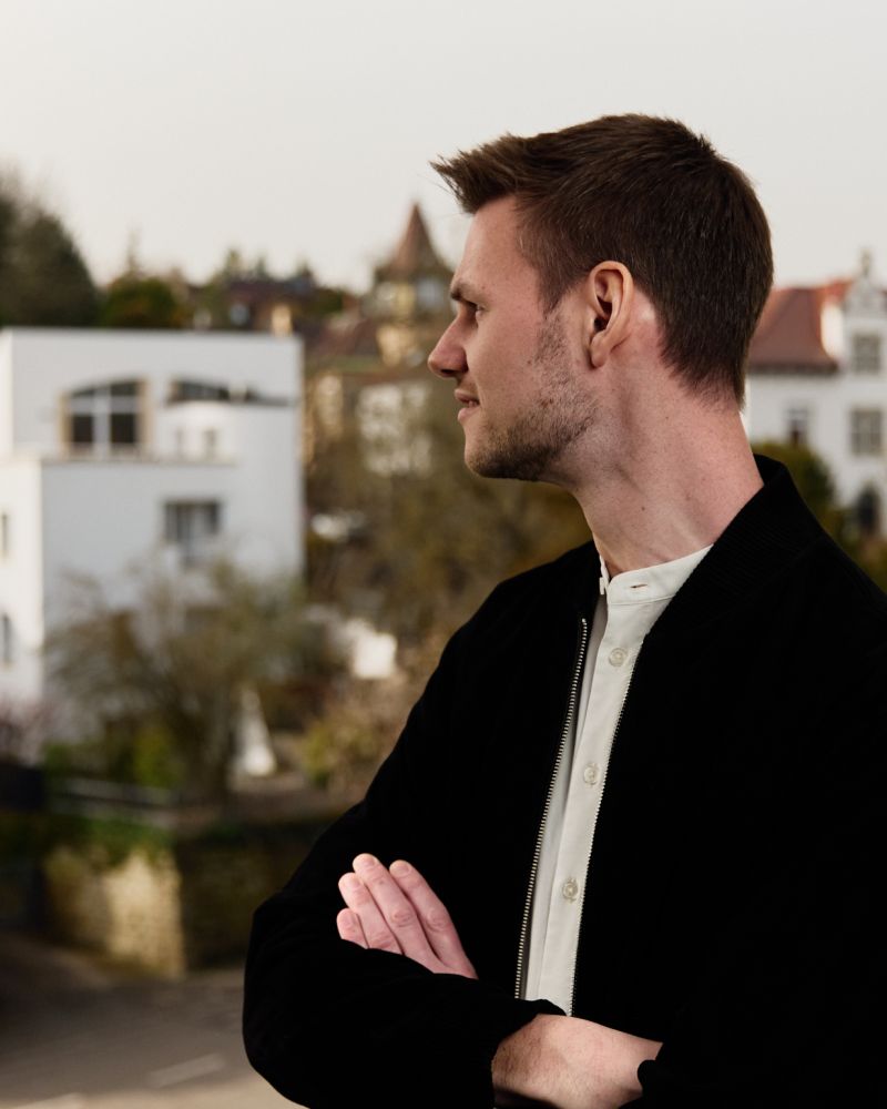 Tobias Troendle blickt auf Häuser der Halbhöhe