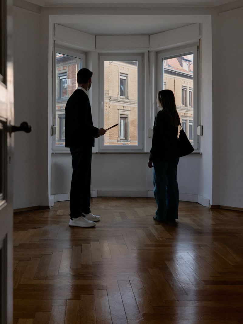 Immobilienmakler bei der Beratung in Stuttgart